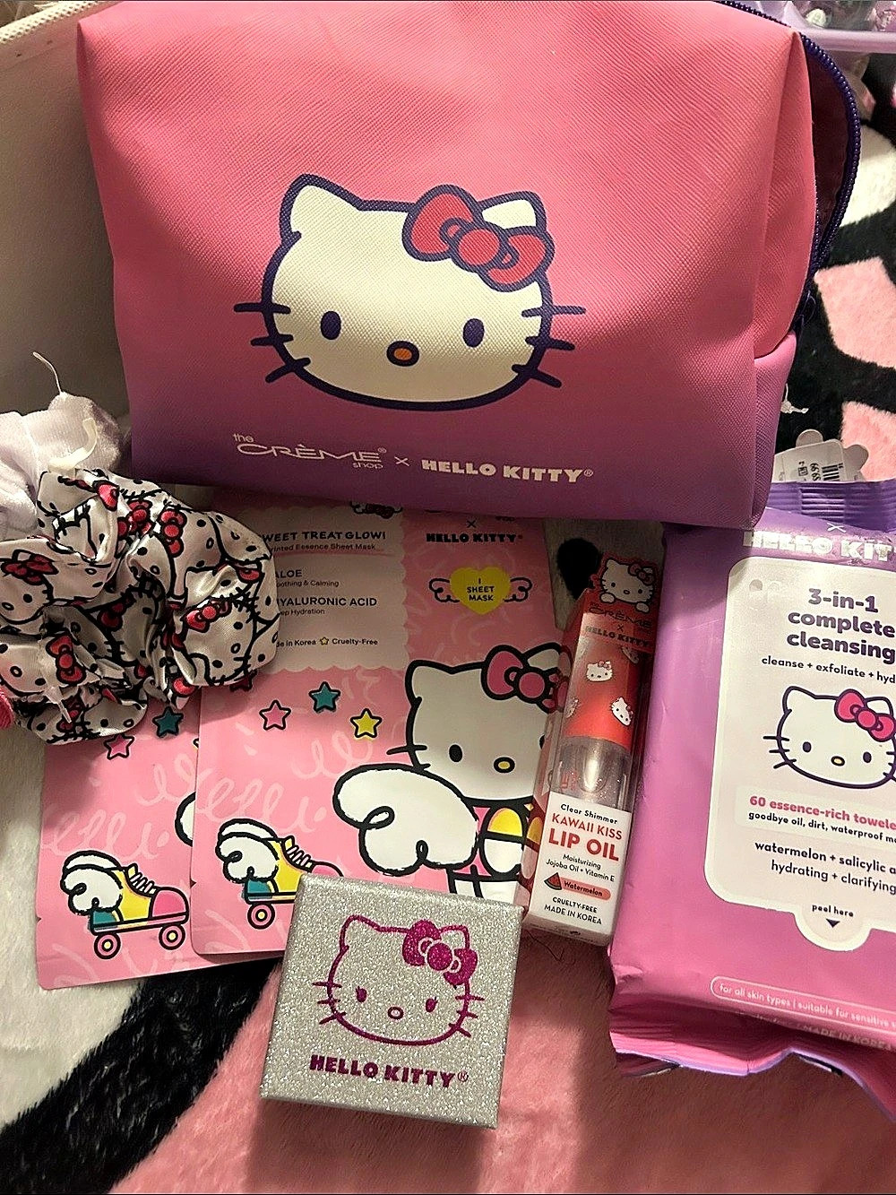 The Crème Shop Hello Kitty Kawaii Kiss / Sweet Treat Glow gift set Pink Hello